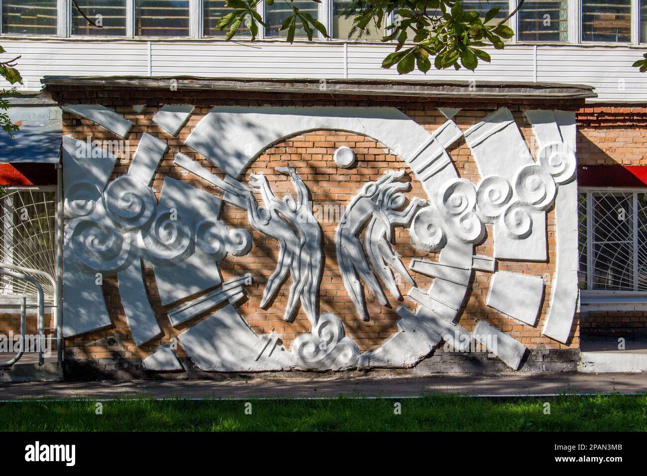 Balabanovo, Russland - August 2018: Bas-Relief an der Fassade des Sportschulgebäudes in Balabanovo, Region Kaluzhskiy Stockfoto