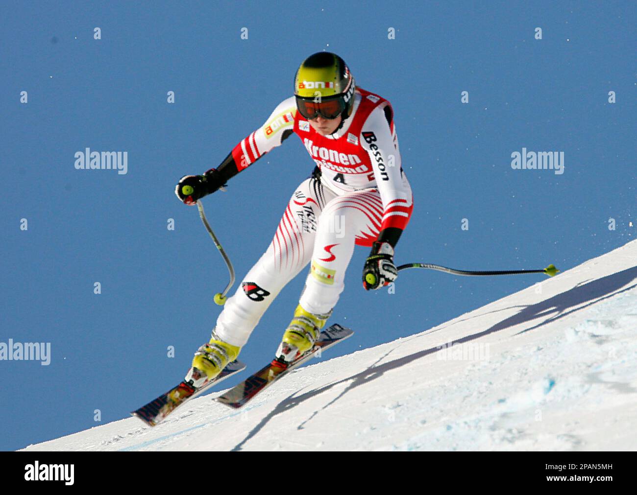 Nicole Hosp, of Austria, speeds down the Karl Schranz course on her way to take 6th place during an Alpine Ski, World Cup Women's Downhill race, in St. Anton, Austria, Friday, Dec. 21, 2007. (AP Photo/Marco Trovati) Stockfoto