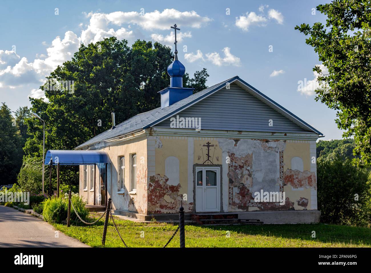 Ermolino, Russland - August 2018: Tempel zu Ehren der Kaluga-Ikone der Mutter Gottes in der Stadt Ermolino. Bezirk Borovskiy, Region Kaluzhskiy Stockfoto