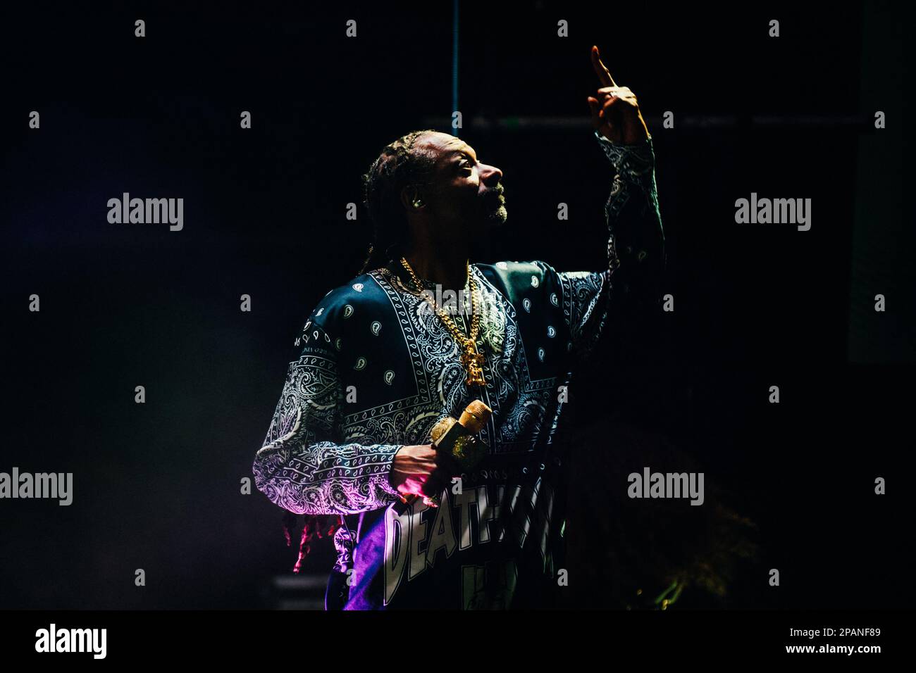 Der legendäre Moment wurde eingefangen: Der Legend Snoop Dogg, der während einer unvergesslichen Vorstellung auf der „I Wanna Thank me“-Tour in Auckland auf die Sterne zeigt. Stockfoto