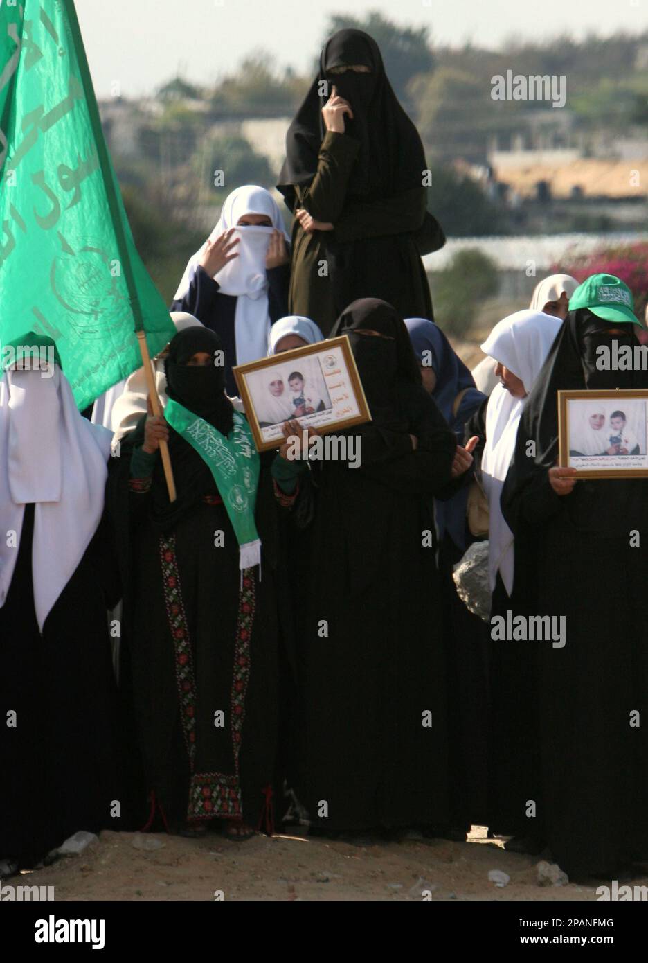 Palestinian women supporting Hamas hold green Islamic flags as they wait for a Palestinian prisoner to be released at the Erez border crossing in the northern Gaza Strip, Monday, Dec. 17, 2007. For donor countries, drumming up billions of dollars in aid to the Palestinians might have been easier than handling the problems ahead: persuading a hesitant Israel to ease restrictions on Palestinian movement and keeping the Islamic militant Hamas from spoiling delicate peace efforts. Israeli Prime Minister Ehud Olmert on Monday endorsed the international effort to bolster the Palestinian economy, but Stockfoto