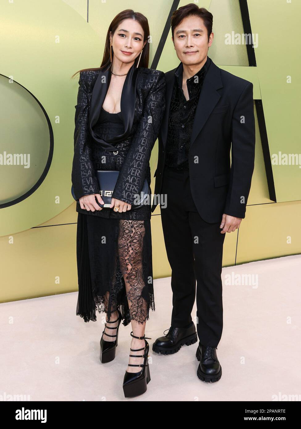 WEST HOLLYWOOD, LOS ANGELES, KALIFORNIEN, USA - 09. MÄRZ: Lee Min-jung und ihr Ehemann Lee Byung-hun kommen am 9. März 2023 zur Versace Herbst/Winter 2023 Fashion Show im Pacific Design Center in West Hollywood, Los Angeles, Kalifornien, USA. (Foto von Xavier Collin/Image Press Agency) Stockfoto