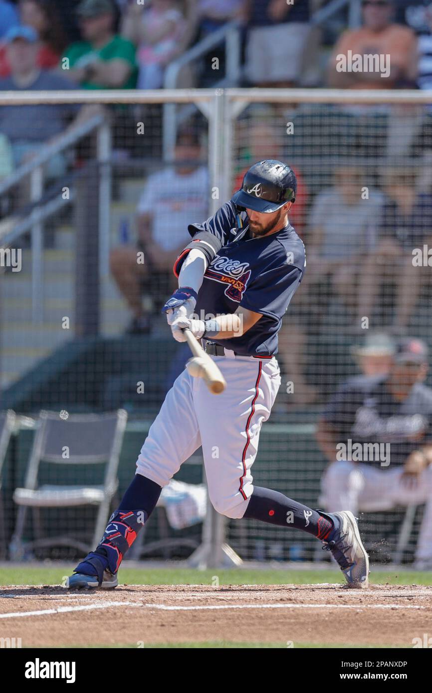 11. März 2023, North Port FL, USA; Atlanta Braves Shortstop Braden Shewmake (65) verdoppelt sich während eines MLB-Frühjahrstrainings gegen die zum Mittelfeld Stockfoto