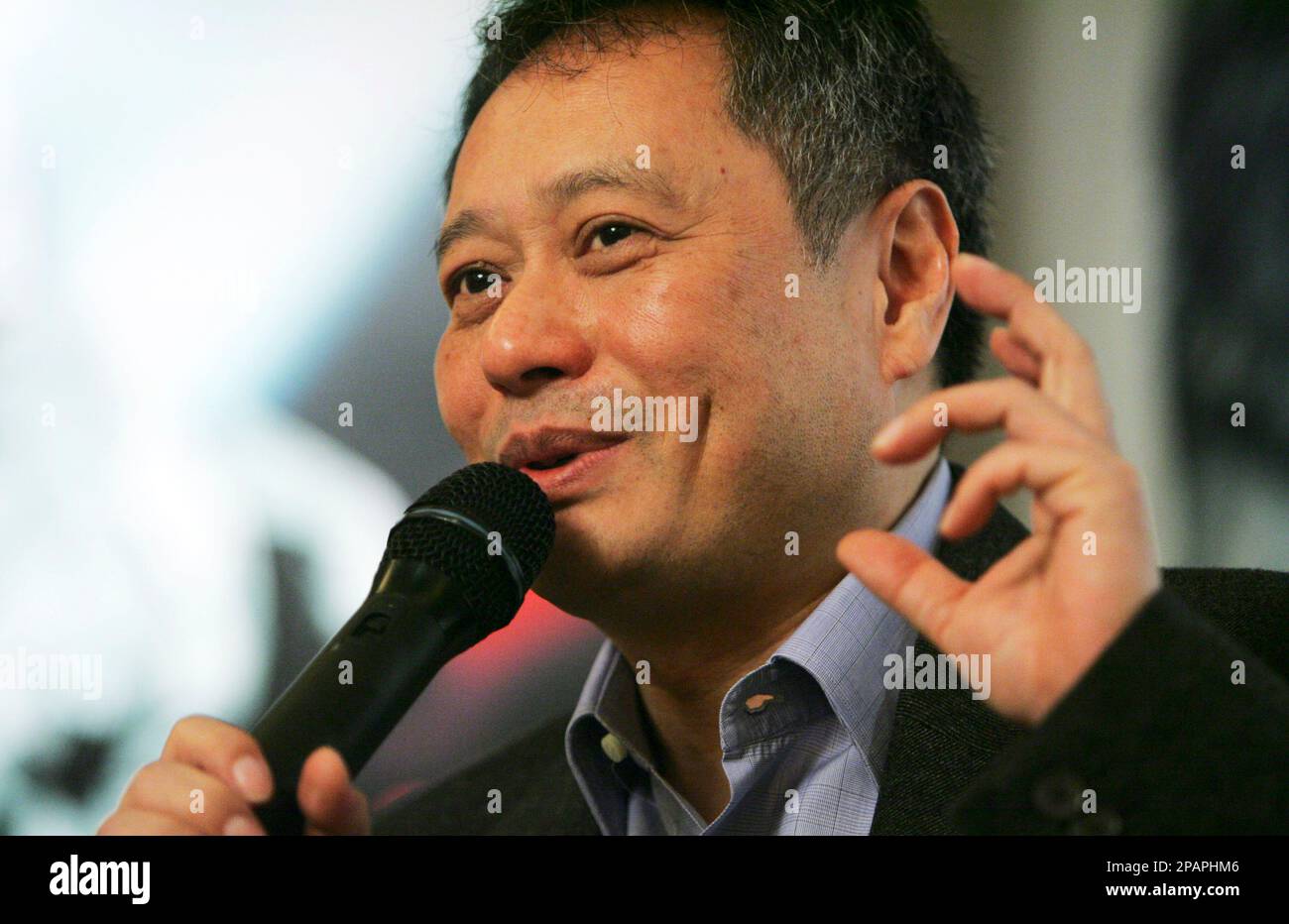 Taiwanese director Ang Lee speaks during a press conference before the 44th annual Golden Horse Film Awards in Taipei, Taiwan, Saturday, Dec. 8, 2007. The Golden Horse Film Awards is one of the most prominent award venues for the Chinese language film industry. (AP Photo/Wally Santana) Stockfoto