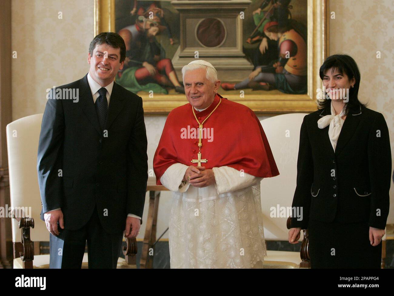 Pope Benedict XVI, center, is photographed with Albanian President Bamir Topi, left, and his wife Teuta, during a meeting at the Vatican, Thursday Dec. 6, 2007. (AP Photo/Plinio Lepri) Stockfoto