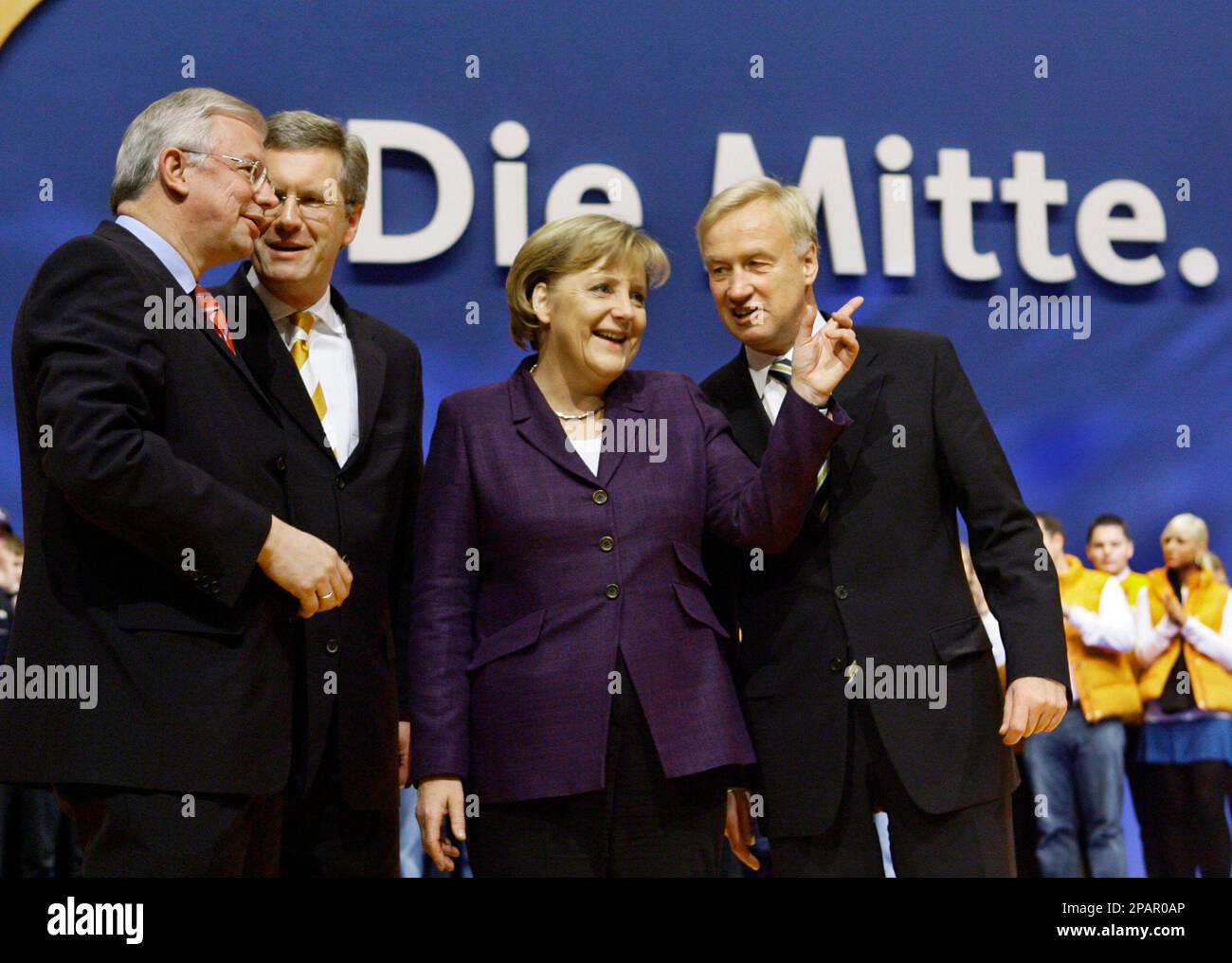 Bundeskanzlerin Angela Merkel, zweite von rechts, steht am Dienstag, 4. Dezember 2007 am Ende des CDU Parteitages in Hannover mit Roland Koch, Christian Wulff und Ole von Beust, von links nach rechts, auf der Buehne. (AP Photo/Michael Sohn)-- German Chancellor Angela Merkel talks with Roland Koch, Christian Wulff and Ole von Beust, from left to right, at the end of the CDU party congress in Hanover, Germany, Tuesday, Dec. 4, 2007. (AP Photo/Michael Sohn) Stockfoto