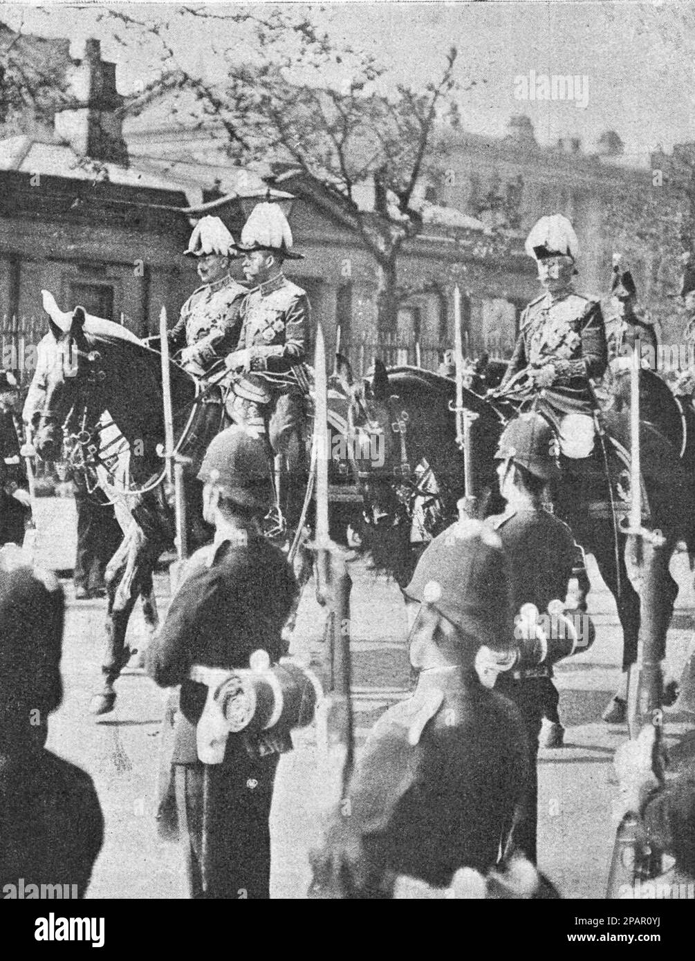 Begräbnis von König Edward VII. Im Jahr 1910. Kaiser Wilhelm und König George V folgen dem Sarg zu Pferd. Foto von 1910. Stockfoto