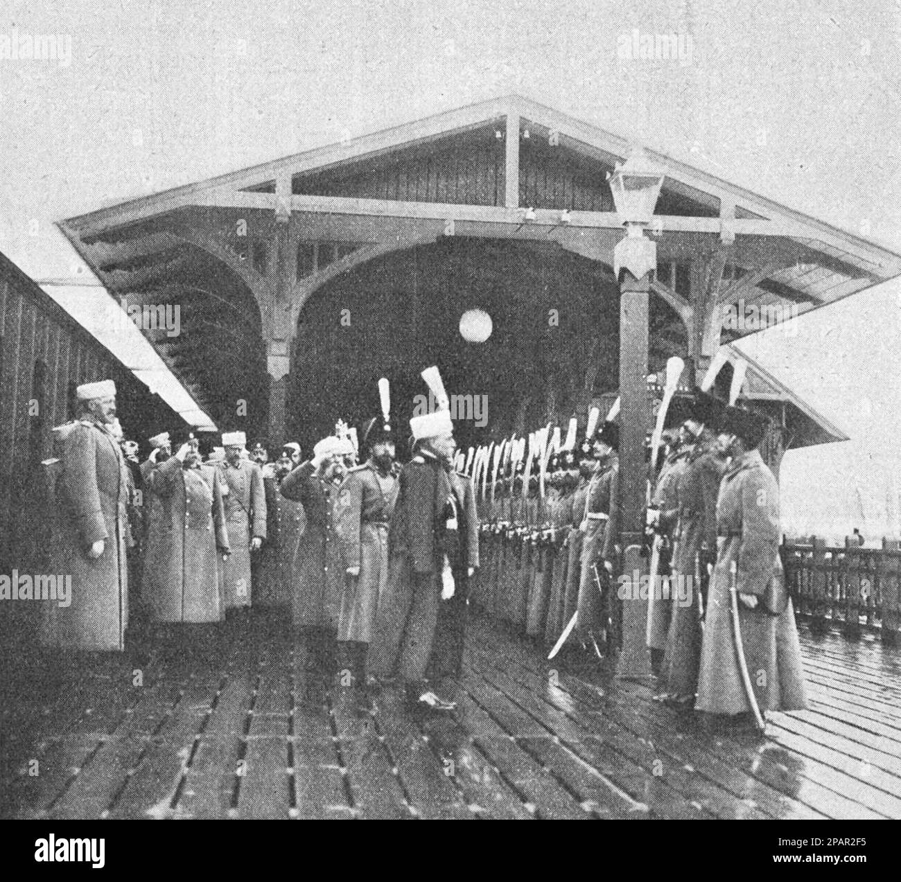 Russischer Kaiser Nicholas II. Und König Peter I von Serbien in Zarskoye Selo umgehen die Ehrengarde. Foto von 1910. Stockfoto