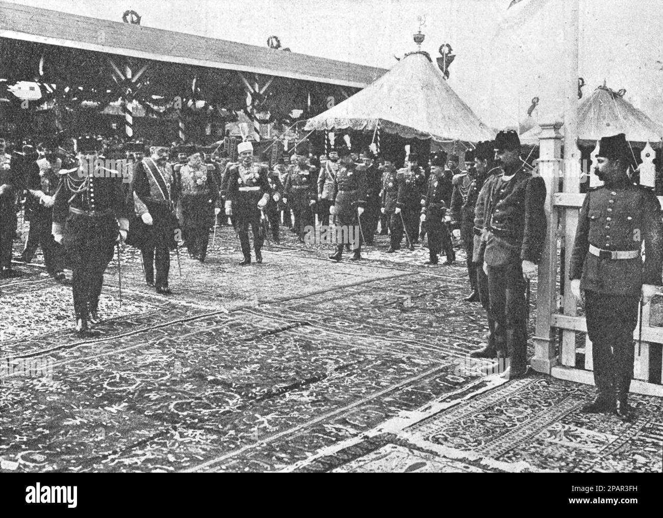 Der osmanische Sultan Mehmed V Reşâd und König Peter I. von Serbien mit seinem Gefolge gehen zum Dampfschiff, um zum Dolma-Bahce-Palast zu gelangen. Foto von 1910. Stockfoto