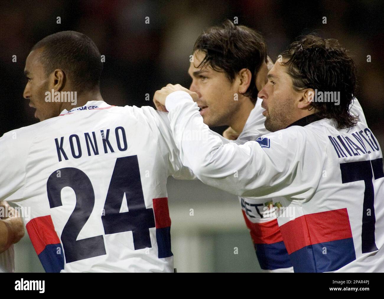 Genoa's Marco Borriello, center, celebrates after scoring with his teammates Konko of France, left, and Omar Milanetto during the Italian first division soccer match between Torino and Genoa in Turin's Olympic Stadium, Italy, Sunday, Dec 2, 2007. (AP Photo/Alberto Ramella) Stockfoto