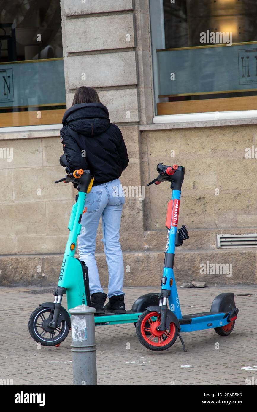 Bordeaux , Aquitaine France - 03 05 2023 : Tier dott e-Roller und junge Teenager Mädchen E-Roller Markenlogo geparkt auf der Straße City Center mit Stockfoto