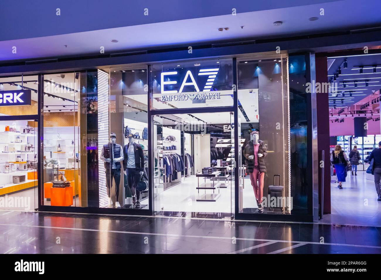 Emporio Armani EA7-Ladenschild im Einkaufszentrum. Glastüren, Boutiquen, Schaufenster, Schaufensterpuppen. Astana Nur-Sultan, Kasachstan - 10.24.2022. Stockfoto