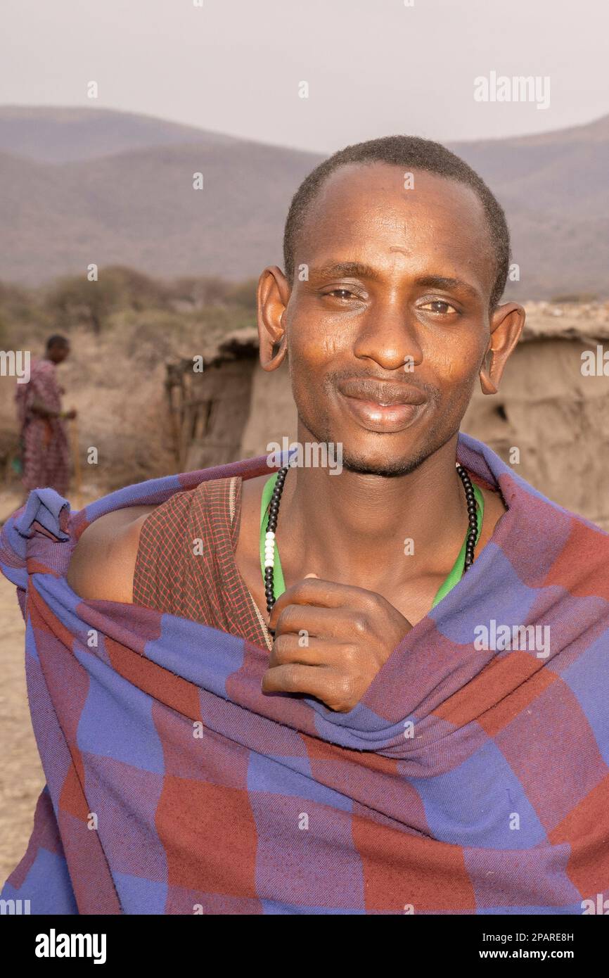 Karatu, Tansania - 16. Oktober 2022: Porträt eines masai-Mannes in traditioneller Kleidung und Schmuck. Stockfoto