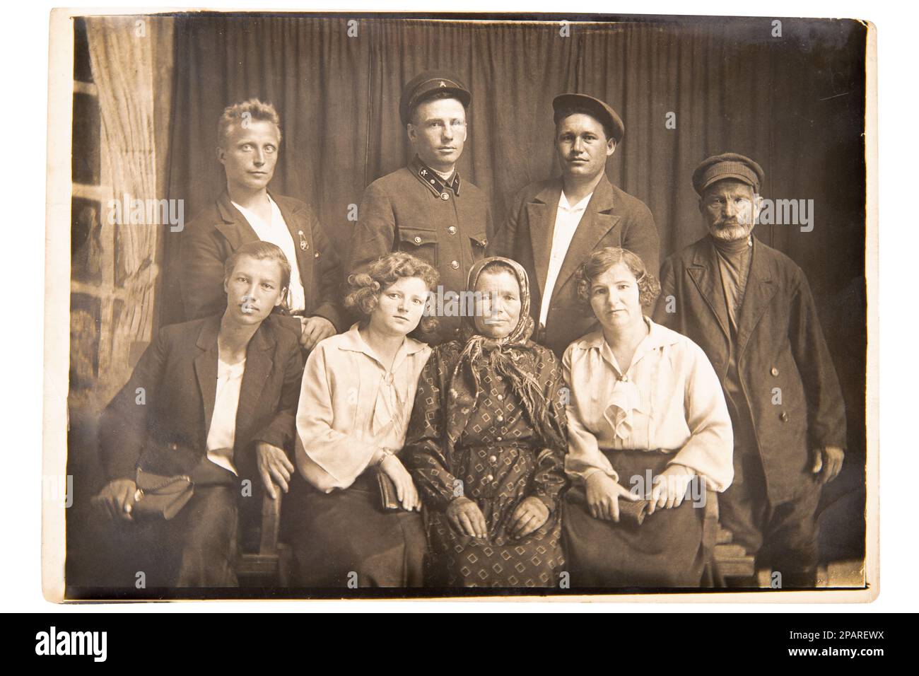 Retro-Familienfoto von 1940. Drei Generationen weißer Familie, Sowjetunion. Der älteste Mann wurde 1874 geboren. Klassischer Schwarz-Weiß-Schnappschuss Stockfoto