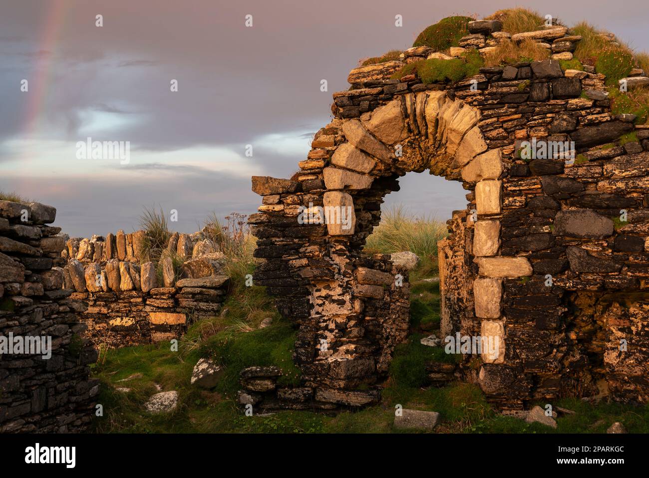 Ruinen von Cross Abbey in der Abenddämmerung, County Mayo, Irland Stockfoto