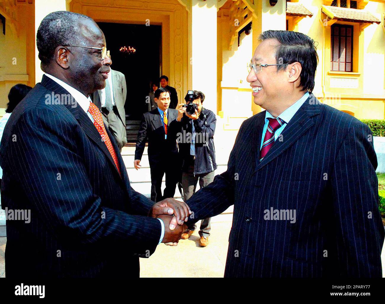 UN Special Envoy to Myanmar Ibrahim Gambari, left, greets Vietnamese deputy Prime Minister Pham Gia Khiem, right, in Hanoi, Vietnam, Saturday, Nov. 24, 2007. Gambari is here for a five-day visit as part of the UN's plan to exchange views with ASEAN member countries in dealing with the Myanmar issue, according to Vietnam News Agency. (AP Photo/Vietnam News Agency, Nhan Sang) Stockfoto
