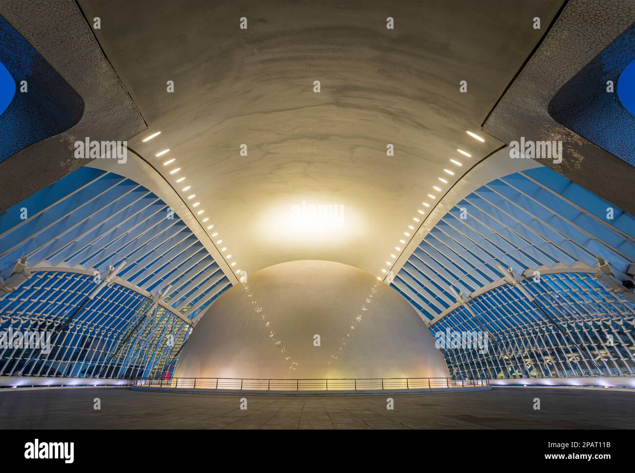 Im Inneren der Hemisfèric, auch bekannt als Planetarium oder das „Auge des Wissens“. Das Foto wurde am 11. Februar 2023 in der Stadt der Künste und der S aufgenommen Stockfoto