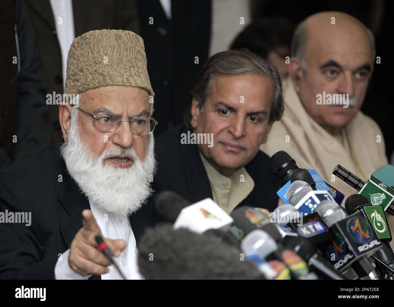 Qazi Hussain Ahmed, left, leader of Pakistan's main Islamist party, All Parties Democratic Moment (APDM), speaks as his colleagues Javed Hashmi, center, and Mahmood Khan Achakzai, right, looks on during a joint press conference in Islamabad, Pakistan on Saturday, Nov. 24, 2007. APDM announced that it would boycott January's vote unless the government lifts the state of emergency, restores sacked justices, and releases all political prisoners within four days. (AP Photo/Anjum Naveed) Stockfoto