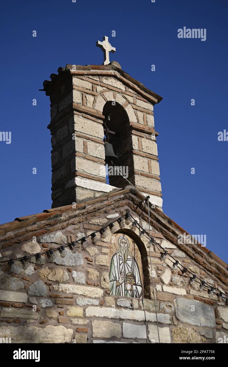 Malerischer Glockenturm mit Blick auf die Heilige Kirche Aghios Zacharias, eine frühe christliche Basilika in Eleusis Attica, Griechenland. Stockfoto