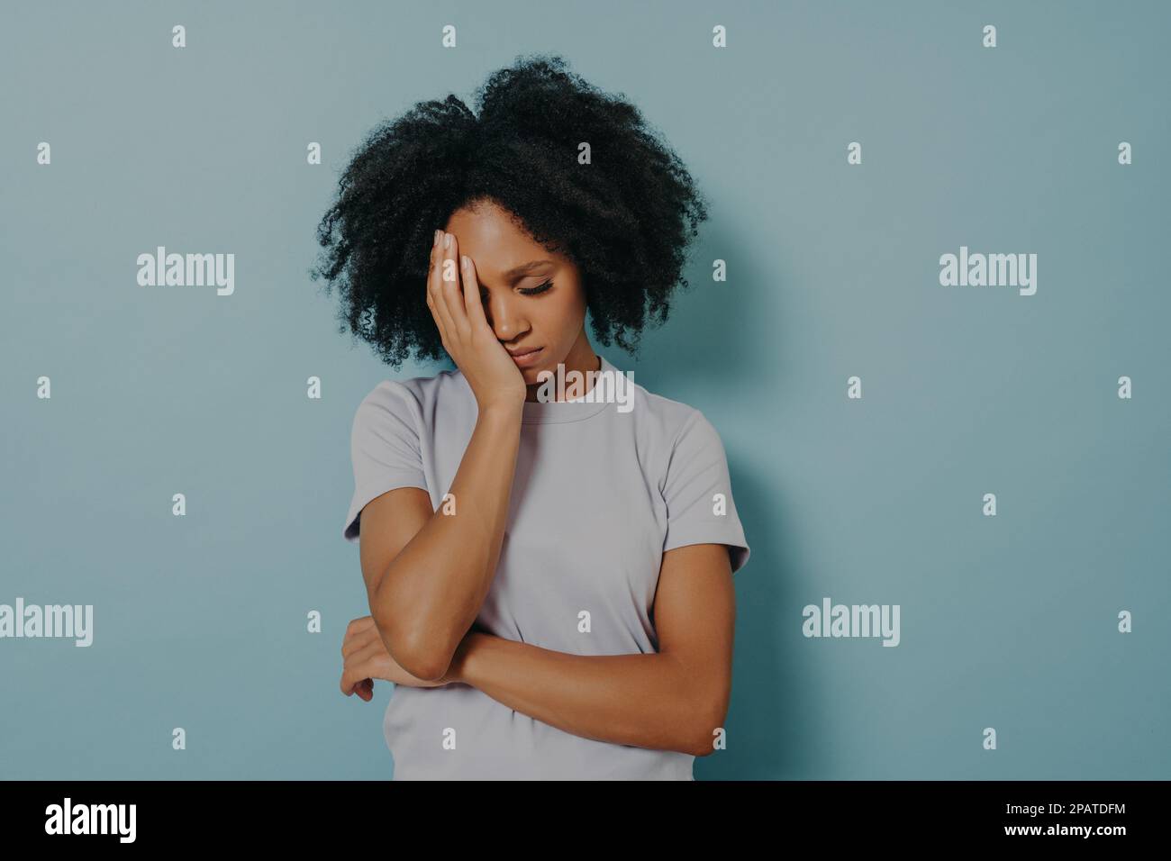 Porträt einer verärgerten Afrikanerin, die lässige Kleidung trägt, den Kopf mit der Hand hält, stressig aussieht und an Migräne oder Kopfschmerzen leidet. Nicht Happ Stockfoto