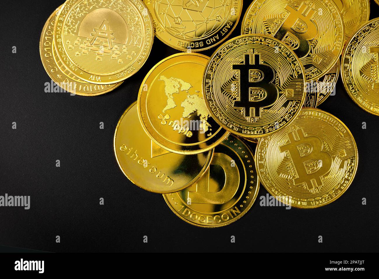 Gold Bitcoin und andere Crypto-Währungsmünzen auf schwarzem Hintergrund Stockfoto