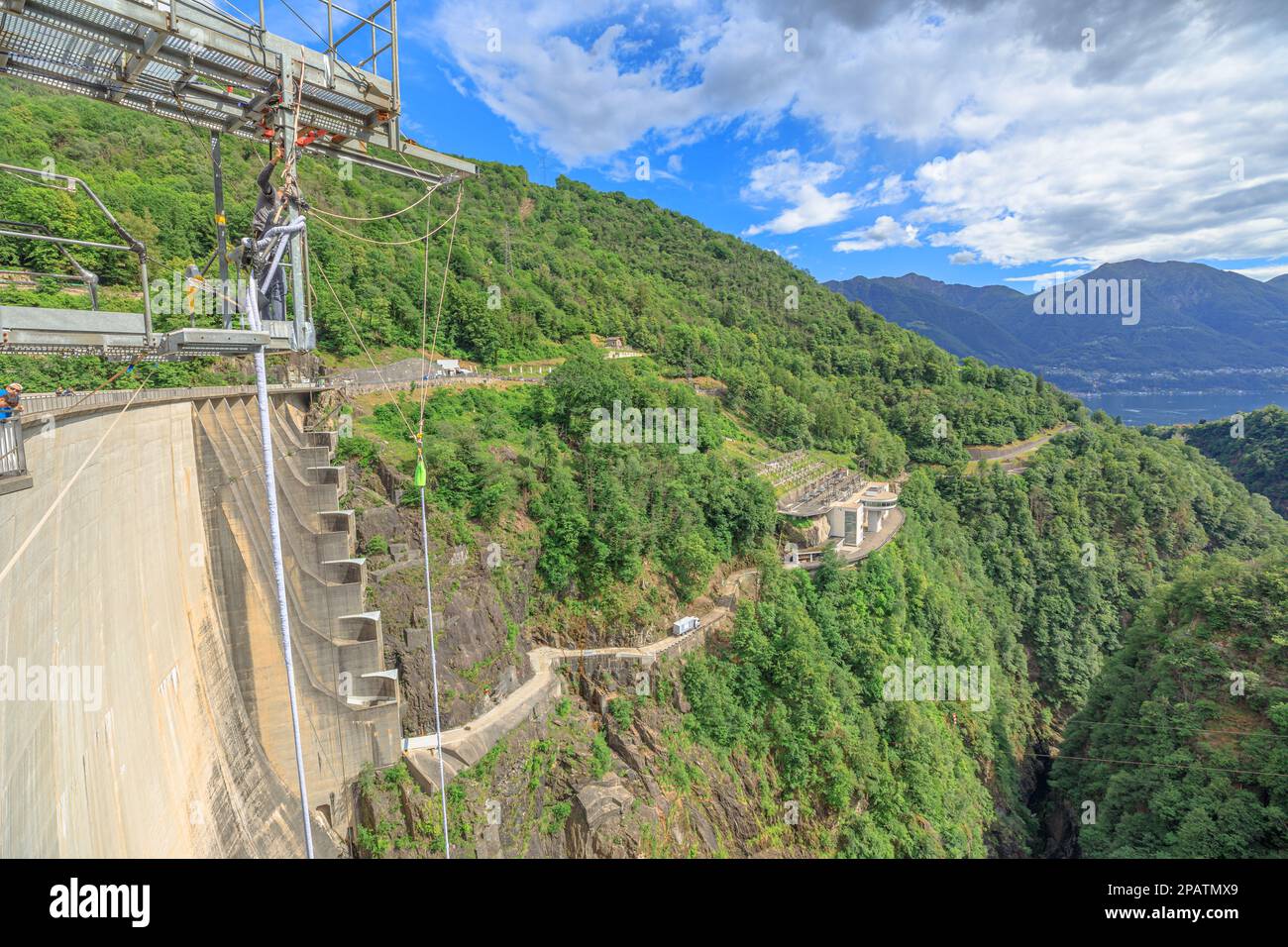 Verzasca, Schweiz - Juni 2021: Höchster Bungee-Sprung Europas. Verzasca-Staudamm am Vogorno-See der Schweiz. Bungee-Springposition und Set von Stockfoto
