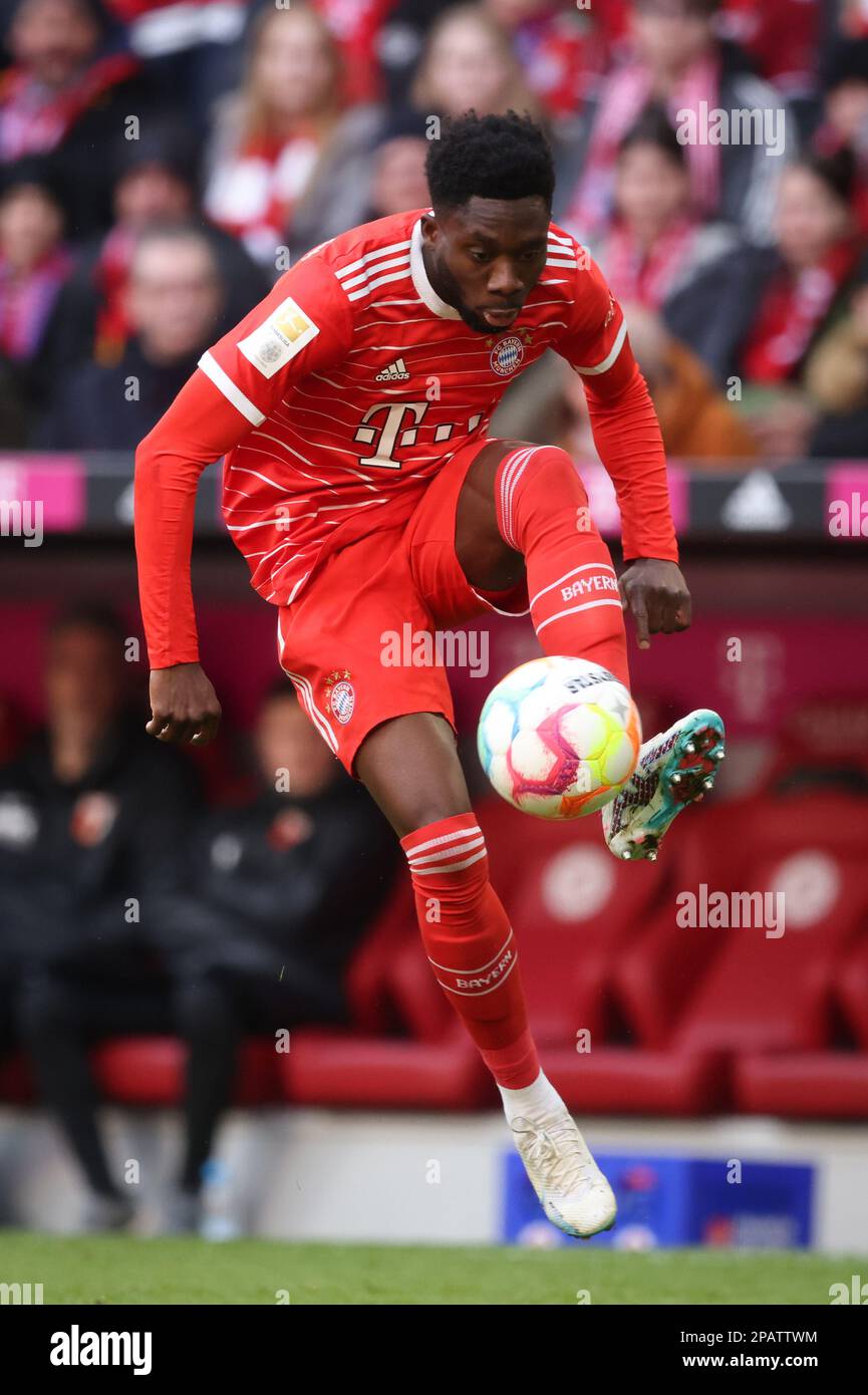 Alphonso Davies of Bayern München FC Bayern MŸnchen - FC Augsburg Fussball 1 . Bundesliga Saison 2022 / 2023 © diebilderwelt / Alamy Stock Stockfoto