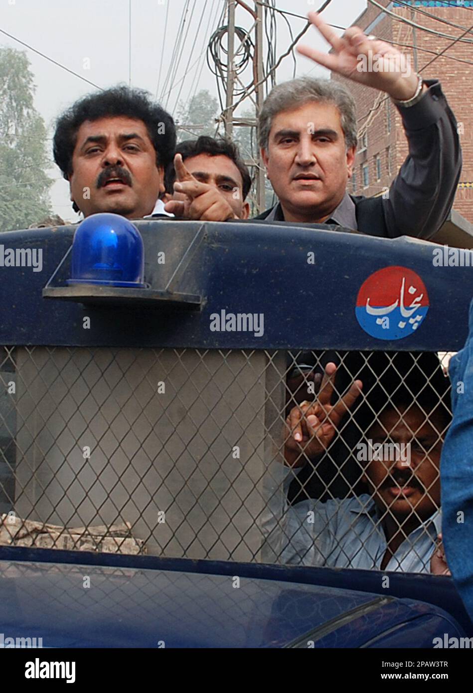 Shah Mahmood Qureshi, top right, a senior leader of Benazir Bhuttos party, makes victory sign from a police van as he along with his supporters are detained by police, Wednesday, Nov. 14, 2007 in Faisalabad, Pakistan. Bhutto will remain under house arrest for at least another day, a senior official said Wednesday, after the opposition leader deepened Pakistan's political crisis by demanding the resignation of President Gen. Pervez Musharraf. (AP Photo) Stockfoto