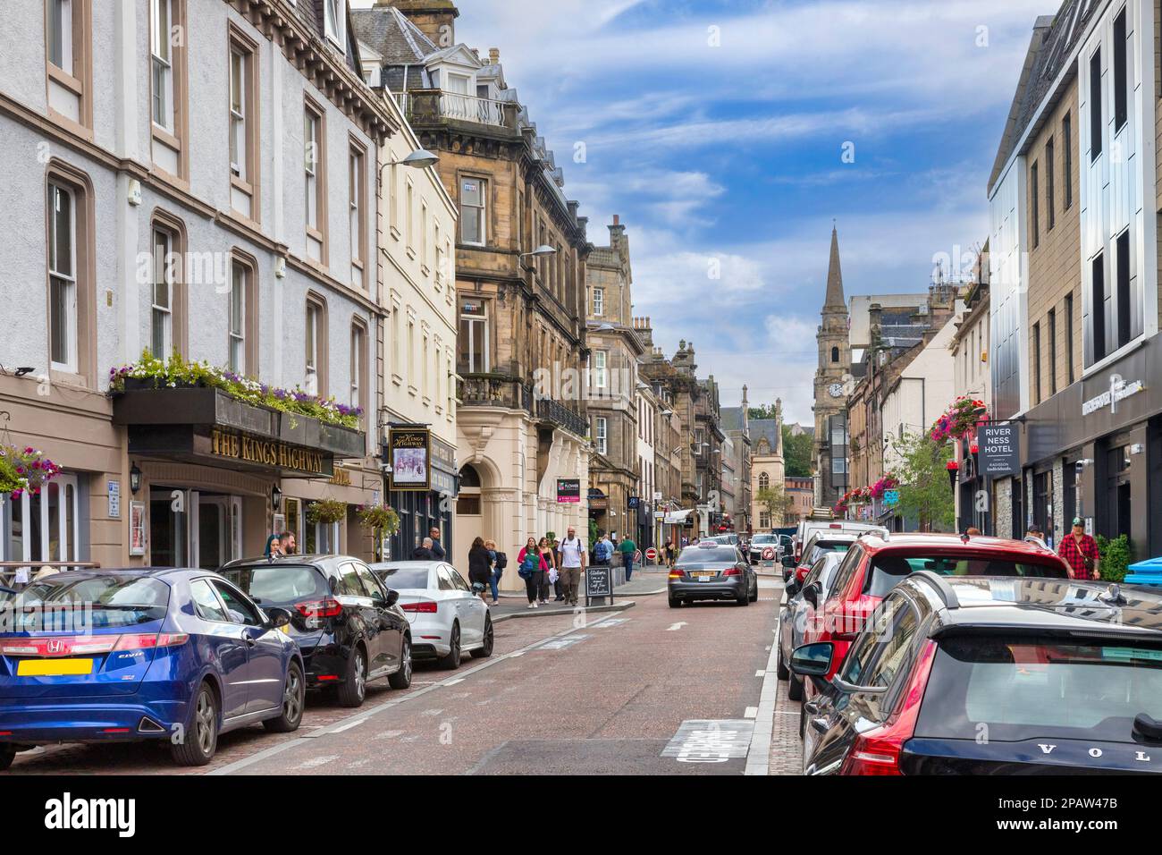 5. September 2022: Inverness, Schottland - belebte Church Street im Stadtzentrum von Inverness, vollgepackt mit Menschen, Verkehr und geparkten Autos. Stockfoto