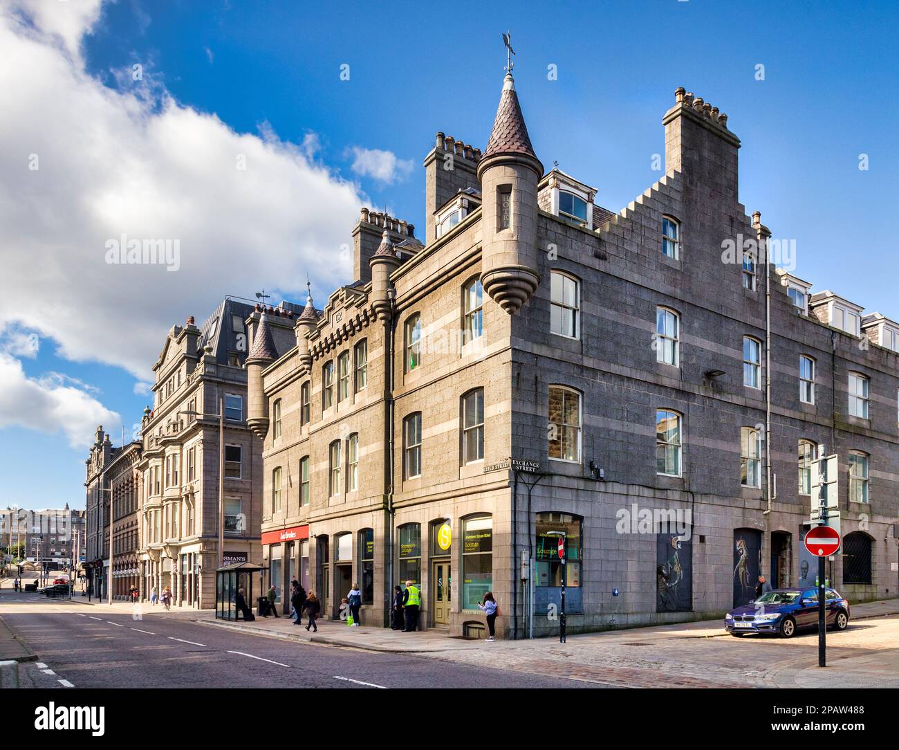 13. September 2022: Aberdeen, Schottland - Ecke Guild Street und Exchange Street im zentralen Geschäftsviertel, mit der berühmten viktorianischen Granitarchitektur, die... Stockfoto