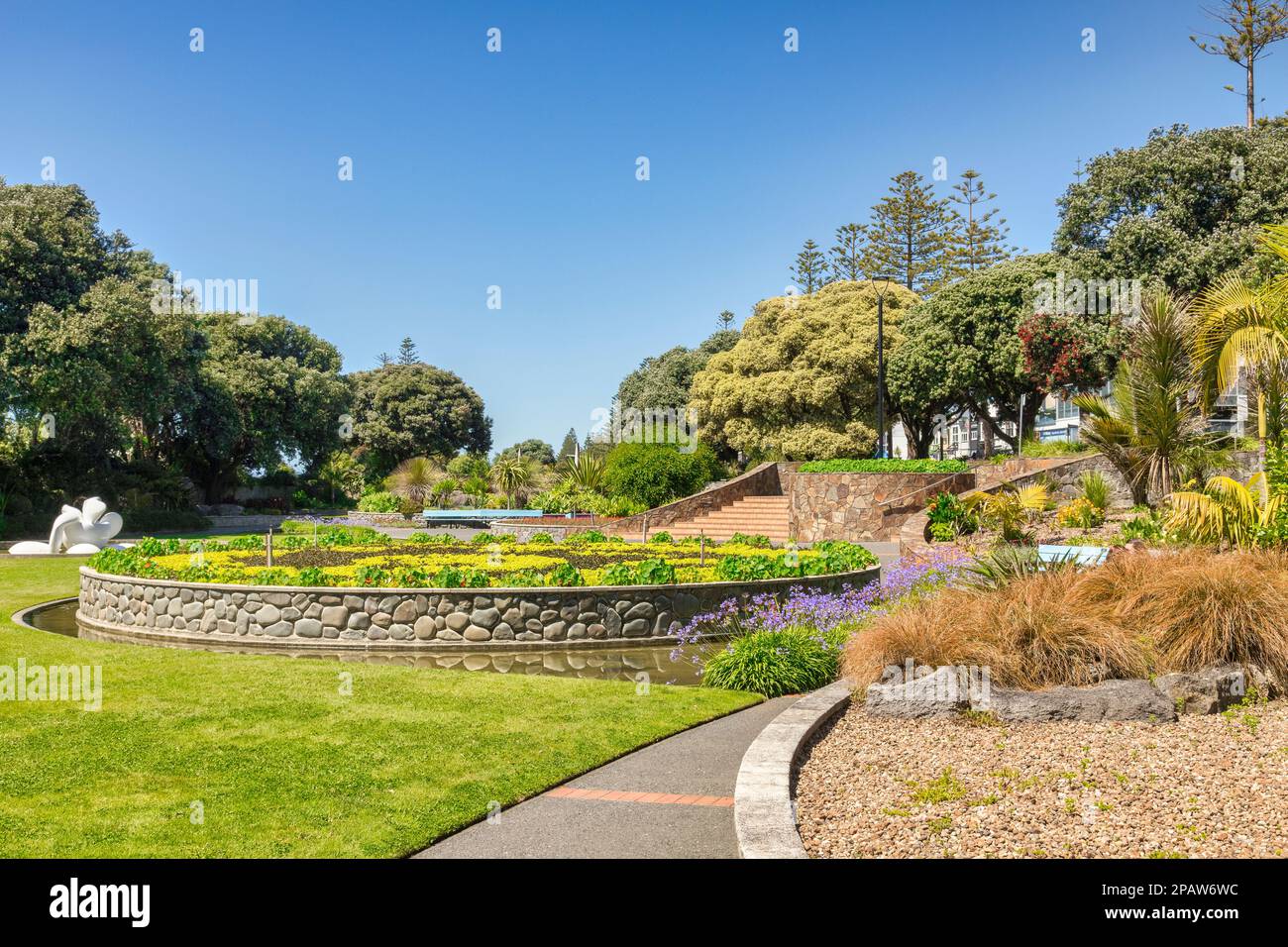 5. Dezember 2022: Napier, Neuseeland - The Sunken Gardens, so genannt, weil sie unter der Straßenebene liegen und eine Oase der Ruhe auf Marine Parad darstellen Stockfoto