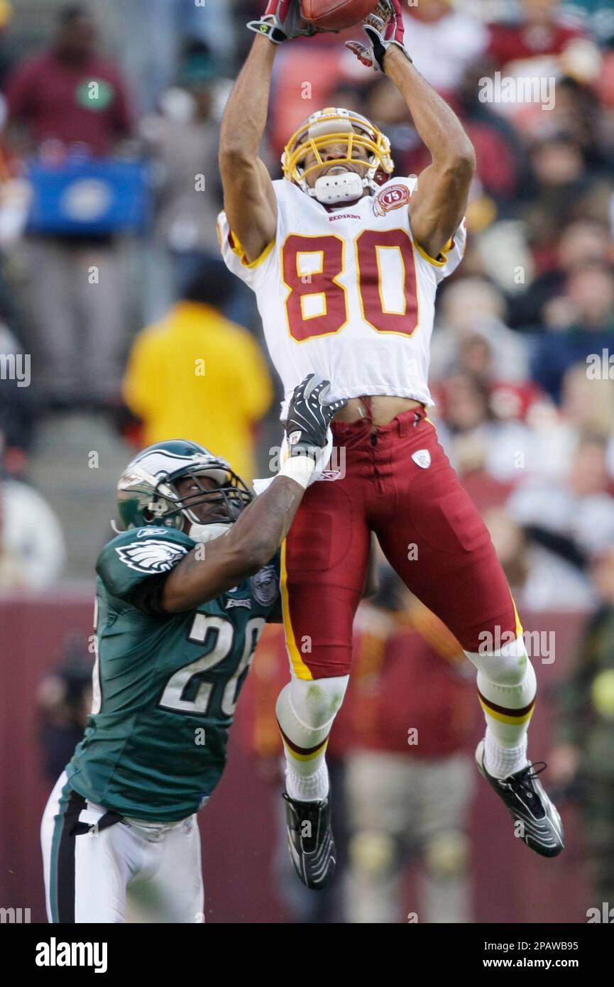 Washington Redskins wide receiver Keenan McCardell pulls in a pass under pressure from Philadelphia Eagles cornerback Lito Sheppard during the second quarter of an NFL football game Sunday, Nov. 11, 2007, in Landover, Md. (AP Photo/Pablo Martinez Monsivais) Stockfoto