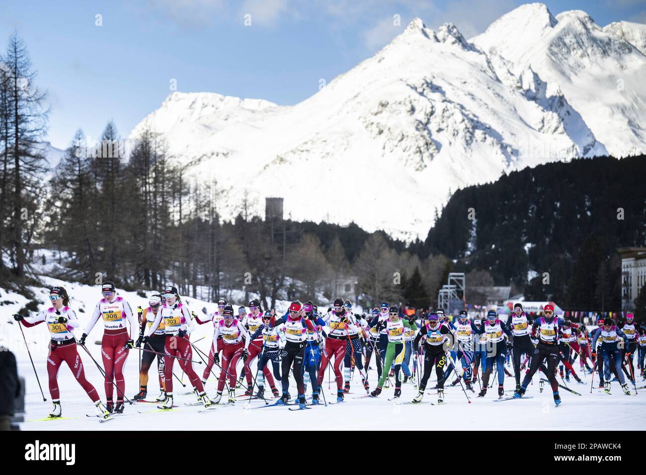 The pack of skiers is on their way from Maloja to S-Chanf, Switzerland, during the annual Engadin ski marathon, on Sunday, March 12, 2023. (Gian Ehrenzeller/Keystone via AP) Stockfoto