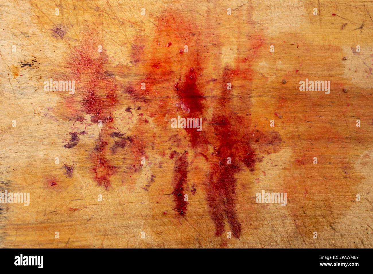 Holzbrett mit Blutspritzer, Fleischverarbeitung abstrakte Kulisse, Nahaufnahme Stockfoto