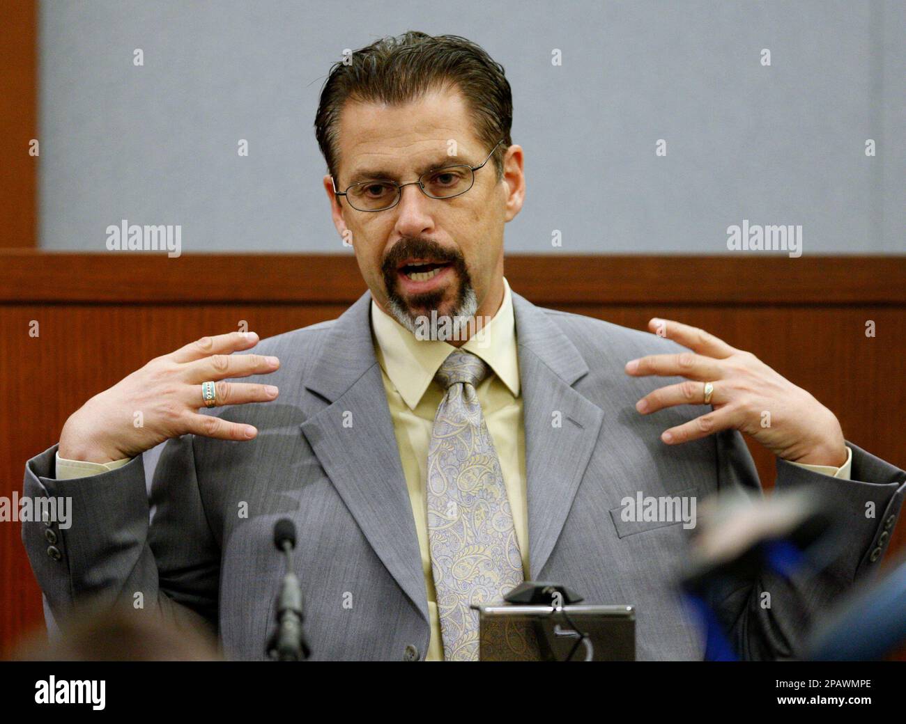 Bruce Fromong, a sports memorabilia dealer, testifies during O.J. Simpson's preliminary hearing in a courtroom in Las Vegas, Thursday, Nov. 8, 2007. (AP Photo/Justin Sullivan, Pool) Stockfoto