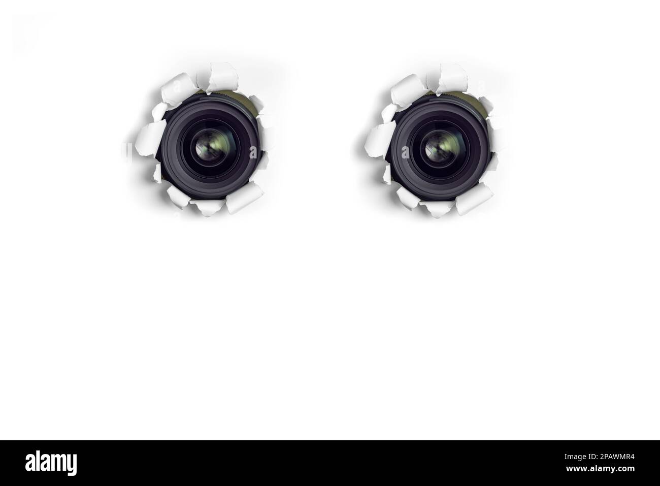 2-Kameraobjektiv für Aufnahmen durch ein Loch in weißem Papier Stockfoto