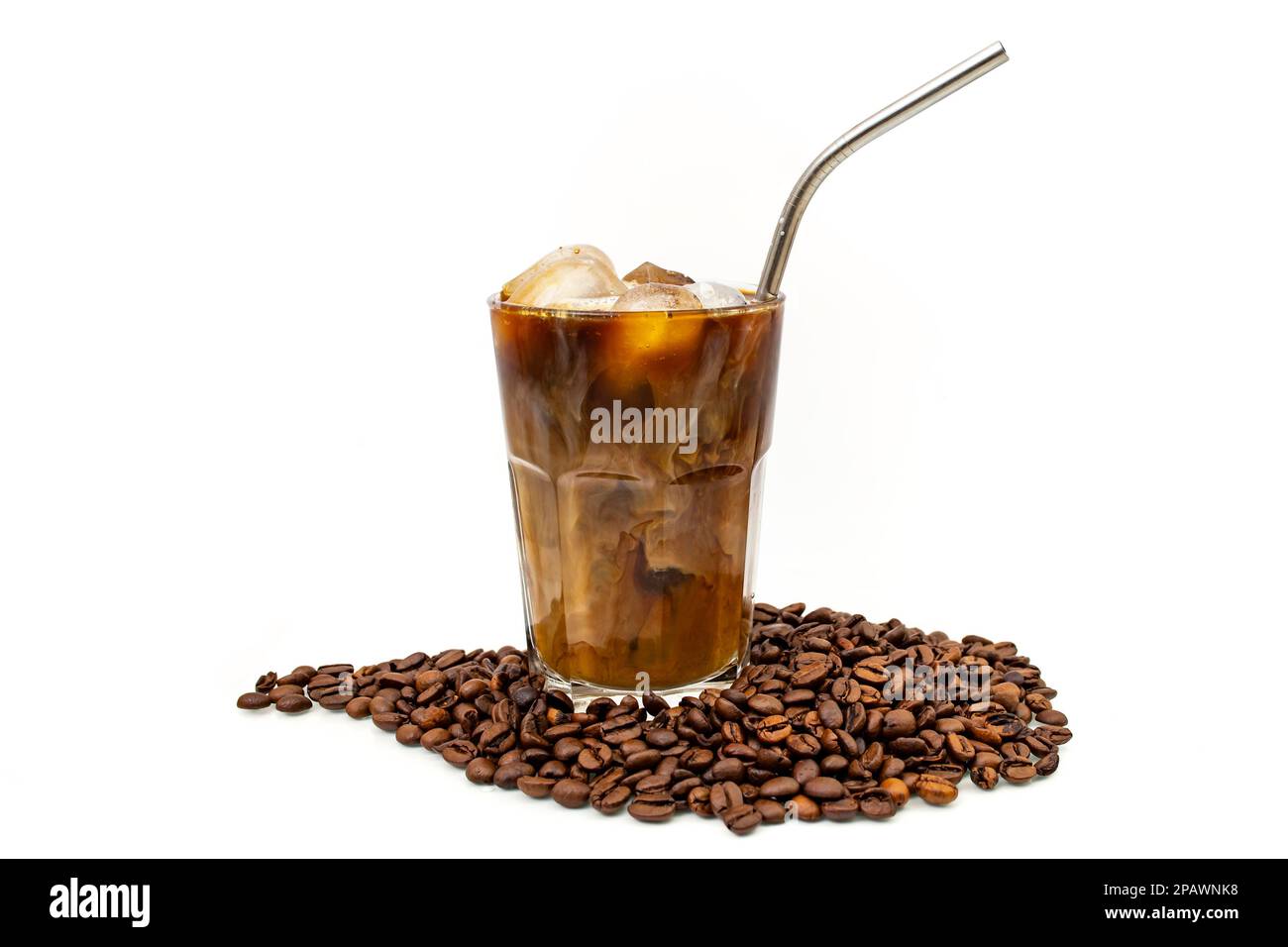 Eiskaffee und Milch in einem transparenten Glas mit einem Metall-Inox-Strohhalm und Kaffeebohnen, isoliert auf weißem Hintergrund Stockfoto