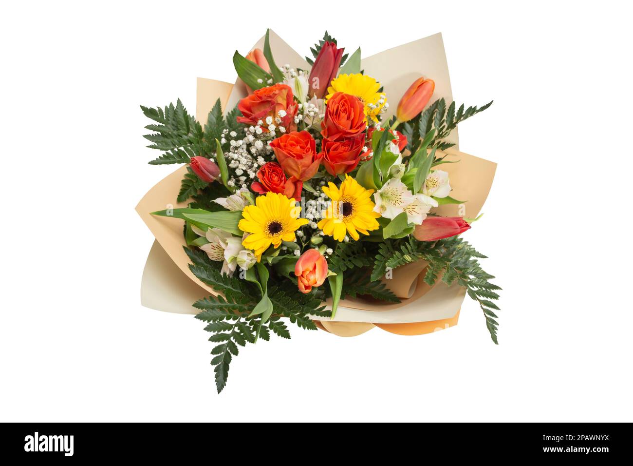 Mehrfarbiger Blumenstrauß mit Tulpen, Rosen, Alstroemeria, Gänseblümchen und Farnblättern isoliert auf weiß Stockfoto