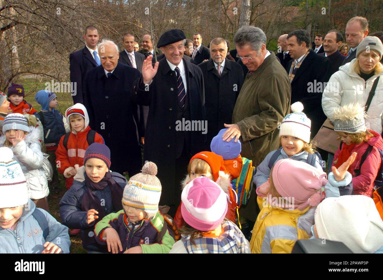 Hungarian President Laszlo Solyom, center, waves as Greek President Karolos Papulias, left, Croatian President Stipe Mesic, 2nd from right, and Austrian President Heinz Fischer, right, meet with children during their walk in the Game Park of Budakeszi, just a few kilometers off Budapest, Hungary, Thursday Nov.8. 2007. The politicians attend the three-day World Science Forum opened in Budapest today. (AP Photos/MTI, Laszlo Beliczay) Stockfoto