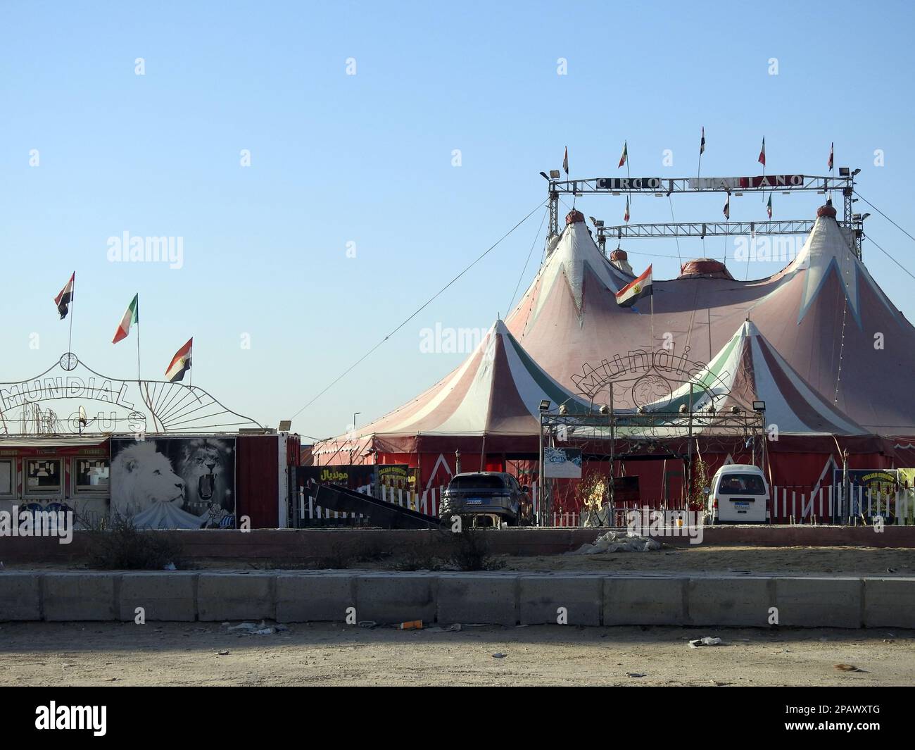 Kairo, Ägypten, März 11 2023: Mundial circo Italiano, der italienische Zirkus in Ägypten Neu-Kairo mit den italienischen und ägyptischen Flaggen, Zelte eines Entertainments Stockfoto