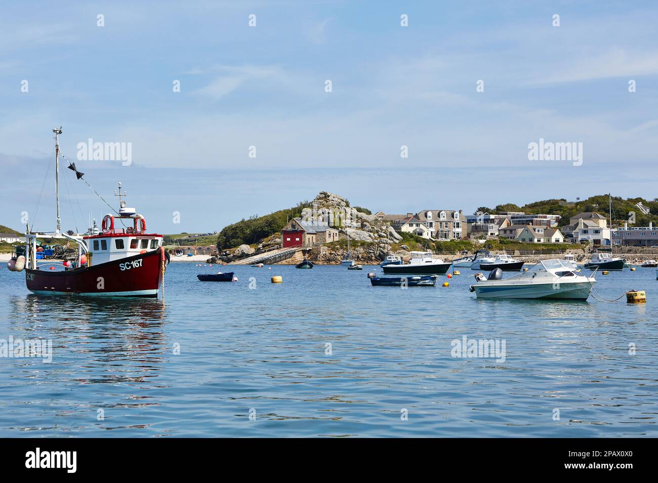 Scilly-Inseln, Vereinigtes Königreich - Boote und Schiffe ankern in St. Marys Hafen mit der Stadt im Hintergrund Stockfoto
