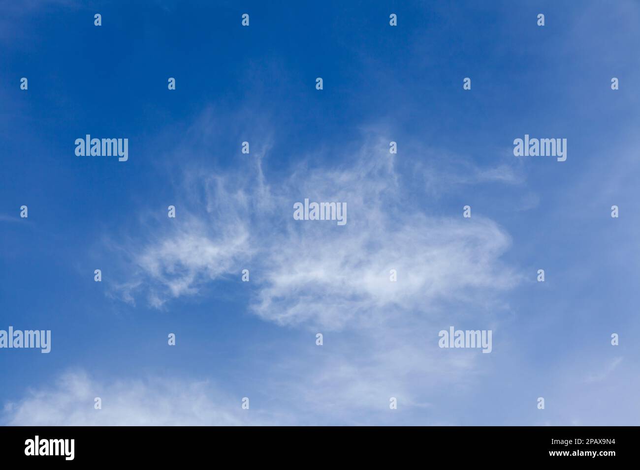Blauer Himmel mit weißem, weißer Wolkenhintergrund Stockfoto