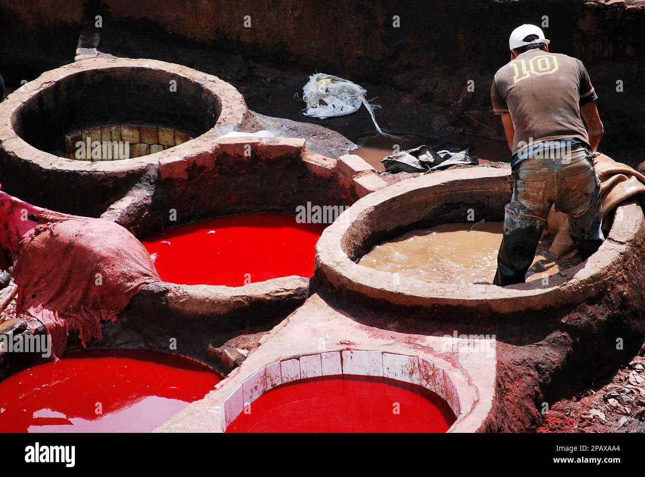 Arbeiter in Chouara Tannery, Fes - Marokko Stockfoto