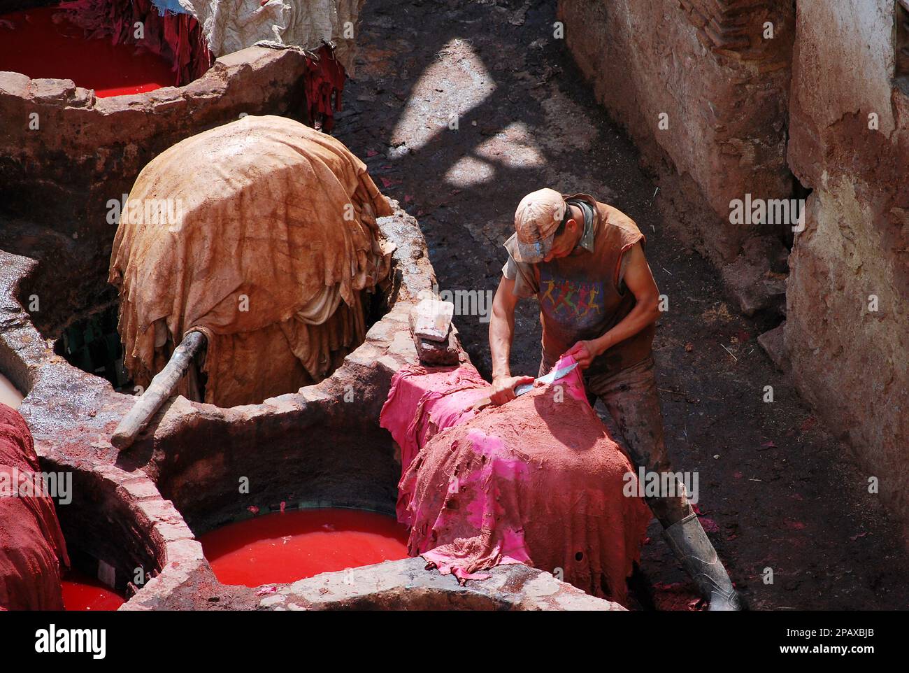 Arbeiter in Chouara Tannery, Fes - Marokko Stockfoto