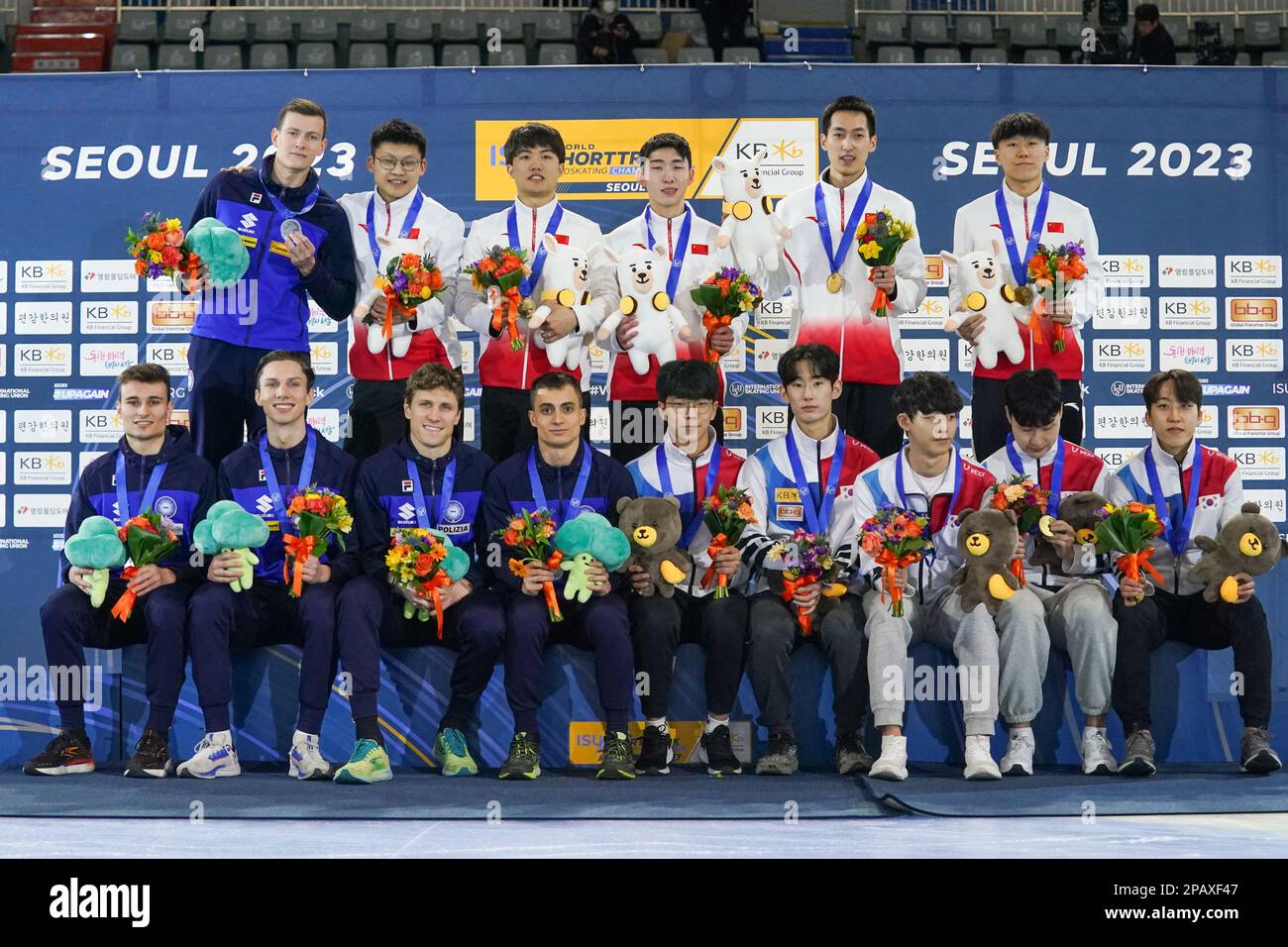 SEOUL, KOREA - MÄRZ 12: Andrea Cassinelli (Italien), Tommaso Dotti (Italien), Pietro Sighel (Italien) und Luca Spechenhauser (Italien), Wenlong Li (China), Xiaojun Lin (China), Guanyi Liu (China) und Yuchen Zhong (China), Kyhwan Hong (Korea), June Seo Lee (Korea), Yong Jin Lim aus Korea und Ji gewannen den Park von Korea während der Podiumszeremonie, nachdem sie während der ISU World Short Track Speed Skating Championships auf der Mokdong Ice Rink am 12. März 2023 in Seoul, Korea, an der Herrenrelaisstation teilgenommen hatten (Foto: Andre Weening/Orange Pictures) Stockfoto