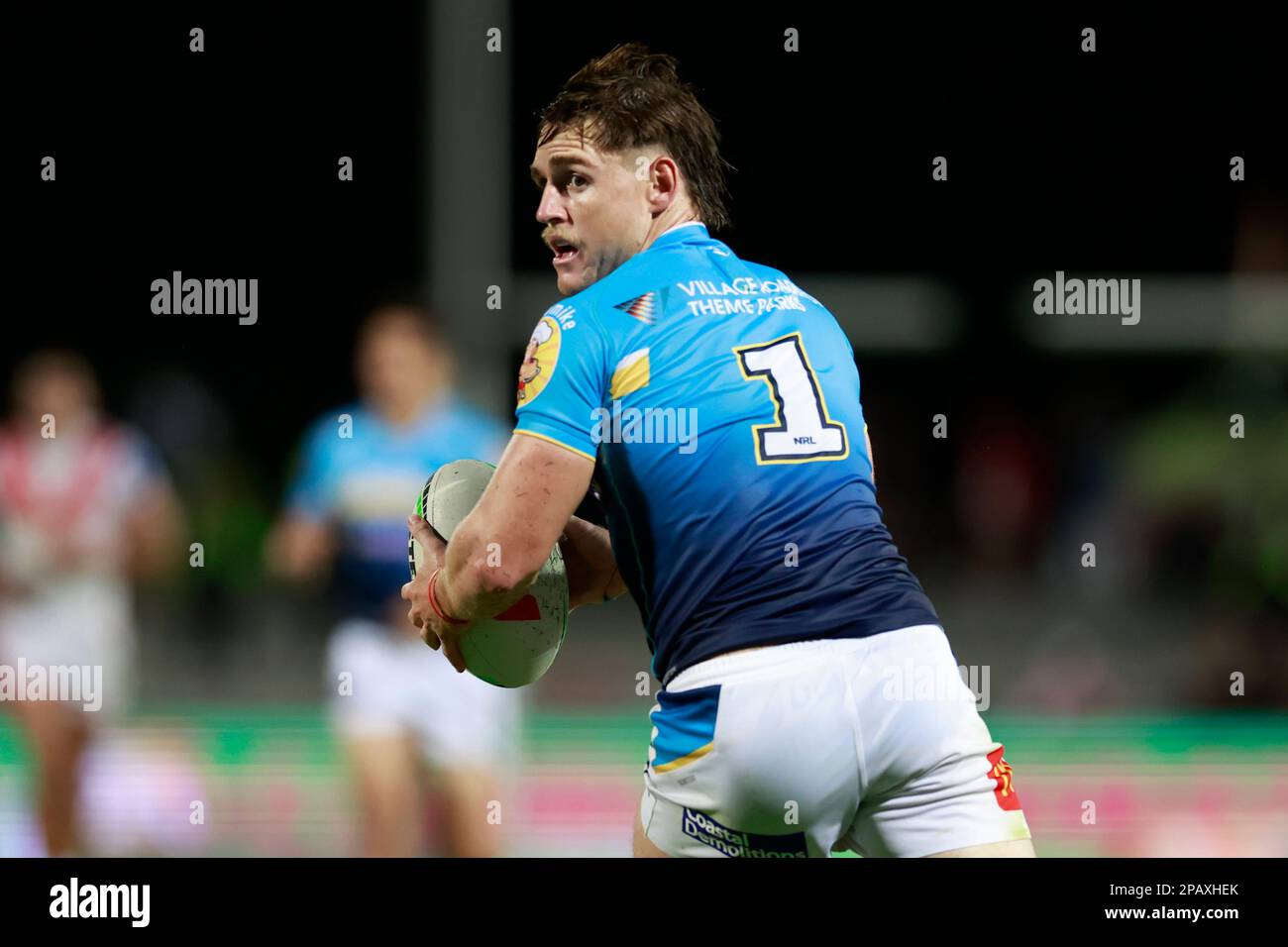 Alexander Brimson von den Titans spielt mit dem Ball während des NRL-2-Spiels zwischen den St. George Illawarra Dragons und die Gold Coast Titans im Netstrata Jubilee Stadium in Sydney, Sonntag, 12. März 2023. (AAP IMAGE/MARK EVANS) KEINE ARCHIVIERUNG, NUR REDAKTIONELLE VERWENDUNG ** AUSSCHLIESSLICH REDAKTIONELLE VERWENDUNG, KEINE KOMMERZIELLE VERWENDUNG, KEINE BÜCHER ** Stockfoto
