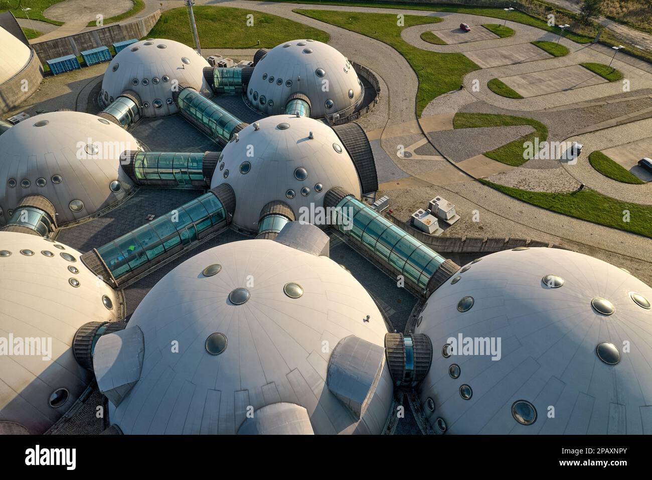 Gebäude, die durch ein Netz des Filmstudios der Alvernia Studios in der Nähe von Krakau verbunden sind. Draufsicht, Fotos aufgenommen mit einer Drohne. Stockfoto