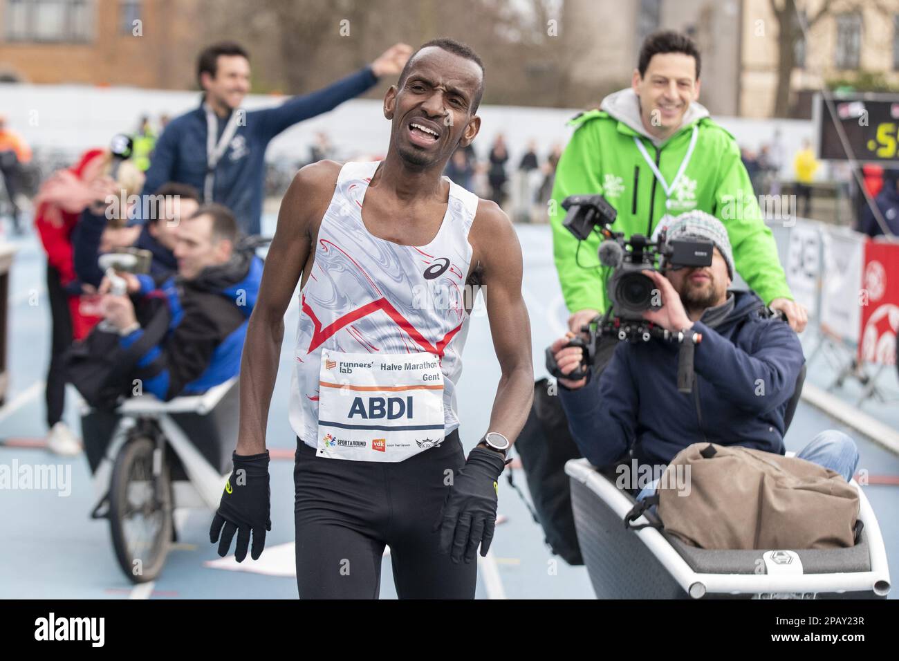 Der belgische Sportler Bashir Abdi feiert am Sonntag, den 12. März 2023, die belgische Meisterschaft des Halbmarathons in Gentbrugge. Der belgische Sportler Abdi hat den 26 Jahre alten belgischen Rekord des Halbmarathons von Mourhit von 1:00:18 bis 59:51 gebrochen. BELGA FOTO NICOLAS MAETERLINCK Kredit: Belga News Agency/Alamy Live News Stockfoto