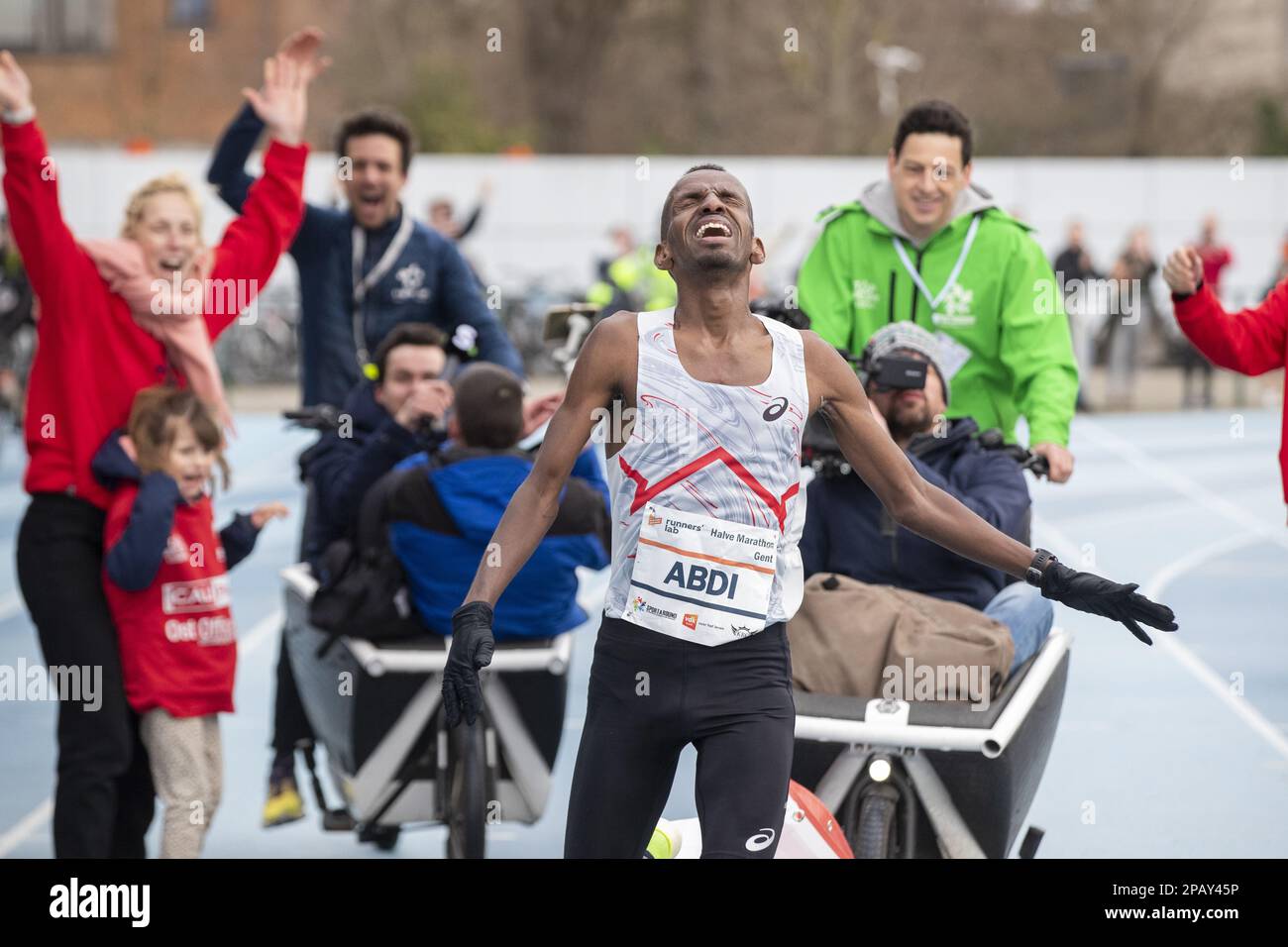 Der belgische Sportler Bashir Abdi feiert am Sonntag, den 12. März 2023, die belgische Meisterschaft des Halbmarathons in Gentbrugge. Der belgische Sportler Abdi hat den 26 Jahre alten belgischen Rekord des Halbmarathons von Mourhit von 1:00:18 bis 59:51 gebrochen. BELGA FOTO NICOLAS MAETERLINCK Kredit: Belga News Agency/Alamy Live News Stockfoto