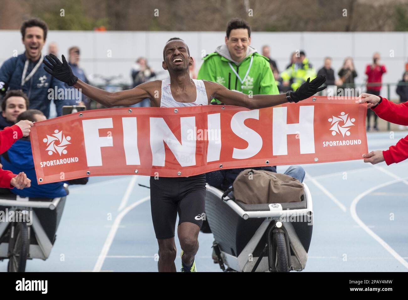 Der belgische Sportler Bashir Abdi feiert am Sonntag, den 12. März 2023, die belgische Meisterschaft des Halbmarathons in Gentbrugge. Der belgische Sportler Abdi hat den 26 Jahre alten belgischen Rekord des Halbmarathons von Mourhit von 1:00:18 bis 59:51 gebrochen. BELGA FOTO NICOLAS MAETERLINCK Kredit: Belga News Agency/Alamy Live News Stockfoto
